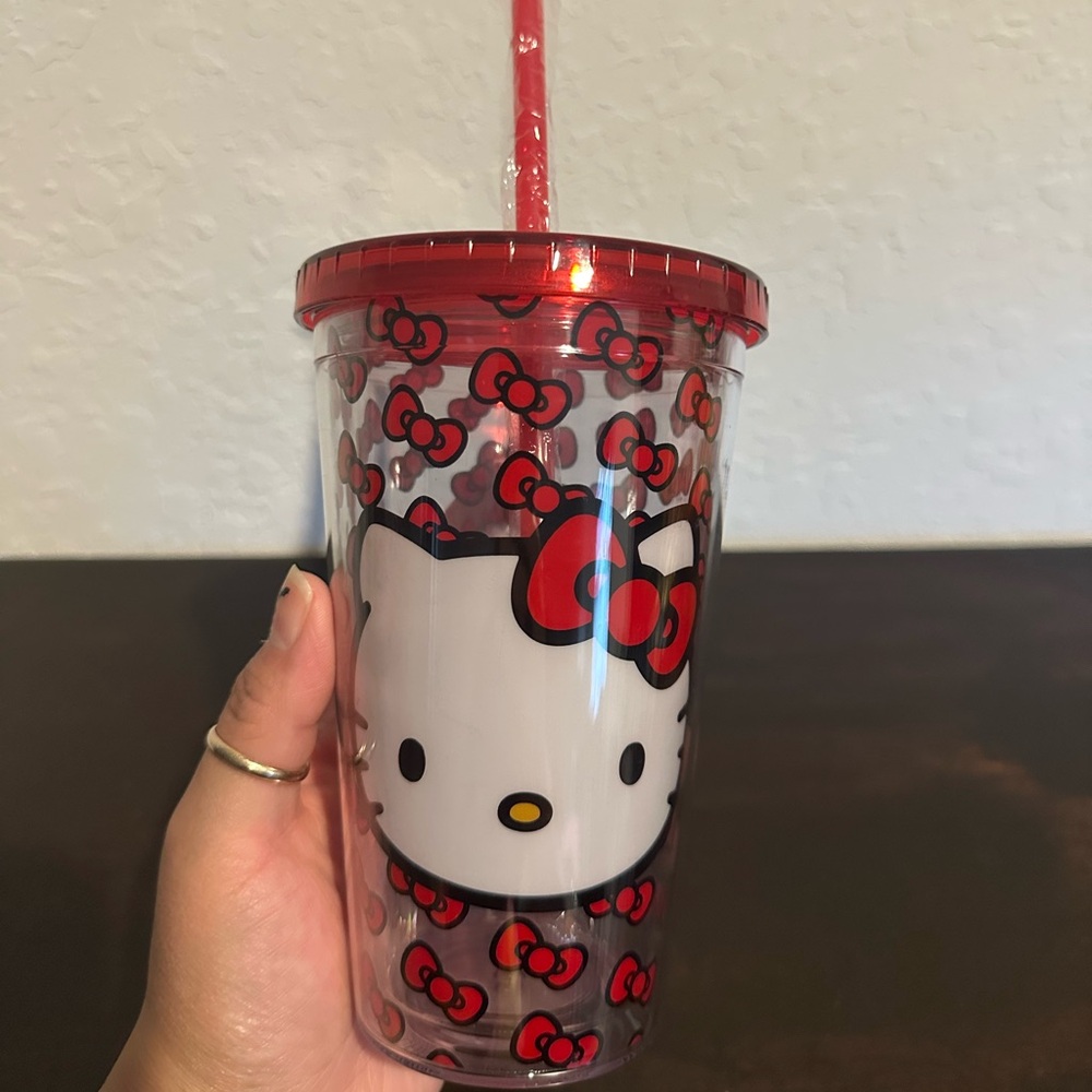 New Hello Kitty Plastic Tumbler With Straw Cup
